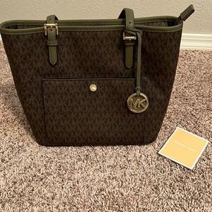 Michael Kors Jet Set Medium Zipper Top Snap Tote